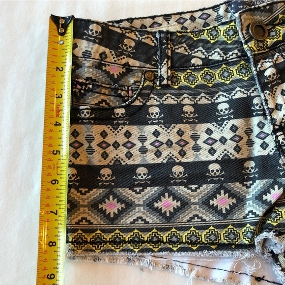 HOT Kiss Cici Geometric & Skulls Pattern Raw Hem Booty Short Shorts Size 3 - Picture 7 of 7